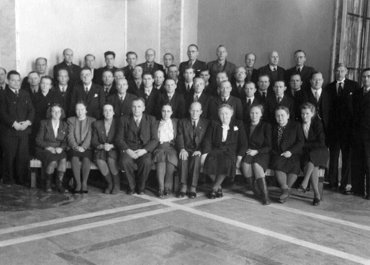 Vuoden 1945 vaaleissa SKDL sai peräti 49 kansanedustajaa. Määrä kasvoi vielä kahdella SDP:stä loikanneella edustajalla. Kuvassa SKDL:n eduskuntaryhmä vuonna 1947.