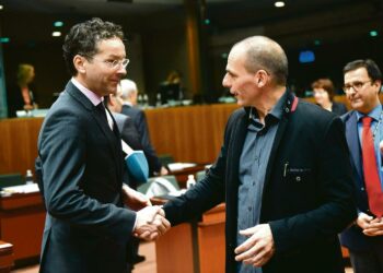 Euroryhmän johtaja, Hollannin valtiovarainministeri Jeroen Dijsselbloem tervehti Kreikan valtiovarainministeriä Gianis Varoufakista tiistaina Brysselissä.