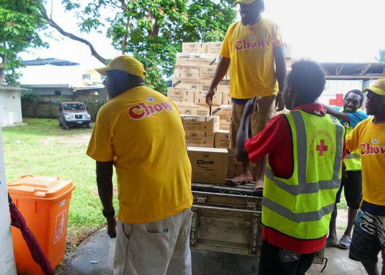 Vanuatun Punaisen ristin työntekijät lastasivat sunnuntaina avustustarvikkeita Port Vilassa hirmumyrskyn aiheutettua laajoja tuhoja maassa.