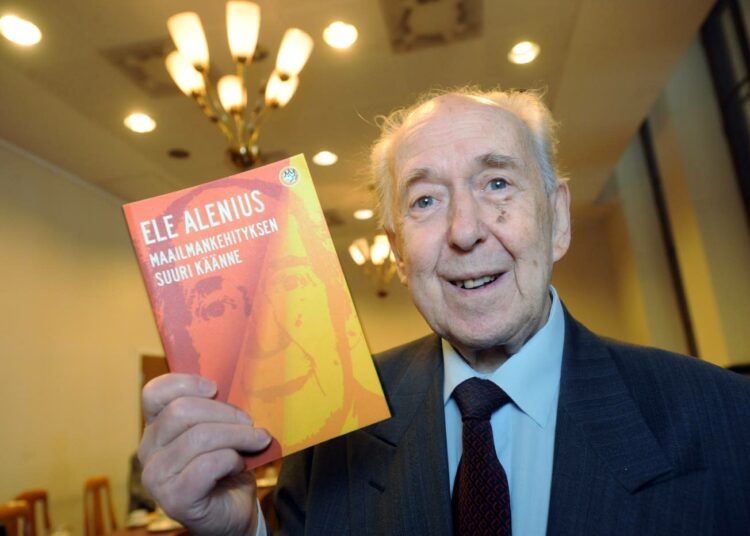 Ele Aleniuksen Maailmankehityksen suuri käänne ilmestyi vuonna 2011. Sen uusi laitos ilmestyy kesäkuussa, jolloin Alenius täyttää 90 vuotta.