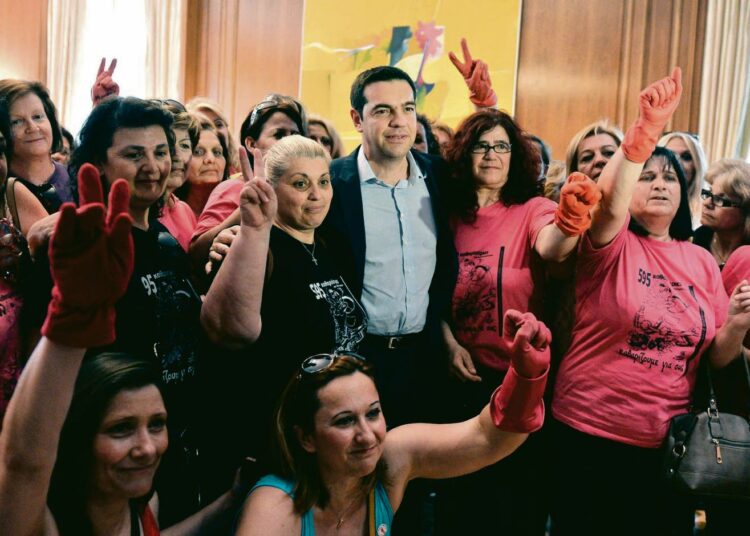 Kreikan pääministeri Alexis Tsipras tapasi joitakin viikkoja sitten valtiovarainministeriön entisiä siivoojia, joiden työsuhteen palauttamiselle uusi laki antaa mahdollisuuden.