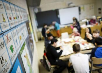 Jaakko Kiander arvioi myös perheenyhdistämisten ja syntyvyyden nousun kasvattavan väestöä. Kuvassa monikulttuurisia koululaisia.