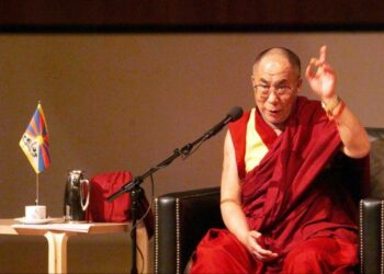 Tiibetin buddhalaisuuden hengellisen johtajan dalai-laman mielestä pakolaiskriisin ongelman ratkaisu on siellä, mistä pakolaiset tulevat.