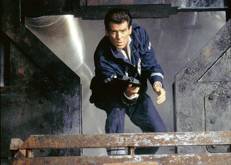 Pierce Brosnanin (kuvassa) kolmas James Bond -seikkailu käynnistyy MI6-tie-dustelupalvelun päämajassa tapahtuvasta öljypohatta Robert Kingin murhasta.