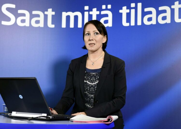 Sosiaali- ja terveysministeri Hanna Mäntylä esittää Suomesta oleskeluluvan saavien pakolaisten tukien tason alentamista.