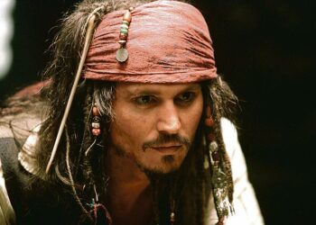 Johnny Depp (kuvassa) esittää konkarimerirosvo Jack Sparrow’ta, joka haluaa tehdä tilit selviksi pelätyn ryöväri Barbossan (Geoffrey Rush) kanssa.