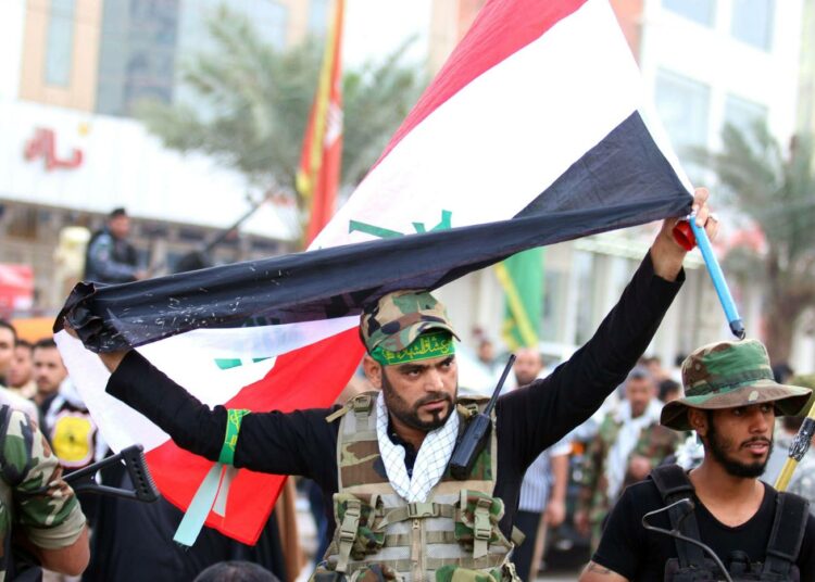Irakin šiialaiskaartilaiset vaativat Basrassa Turkin joukkojen vetämistä Irakista.