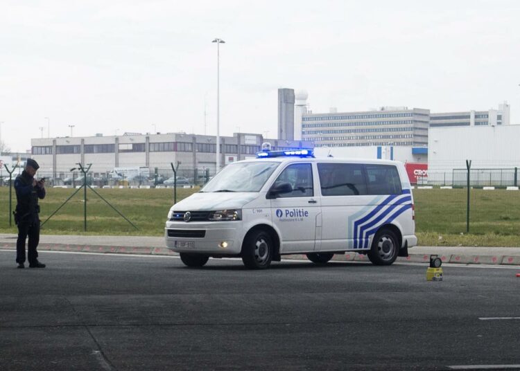 Poliisi sulki pääsyn Brysselin Zaventemin lentokentälle.