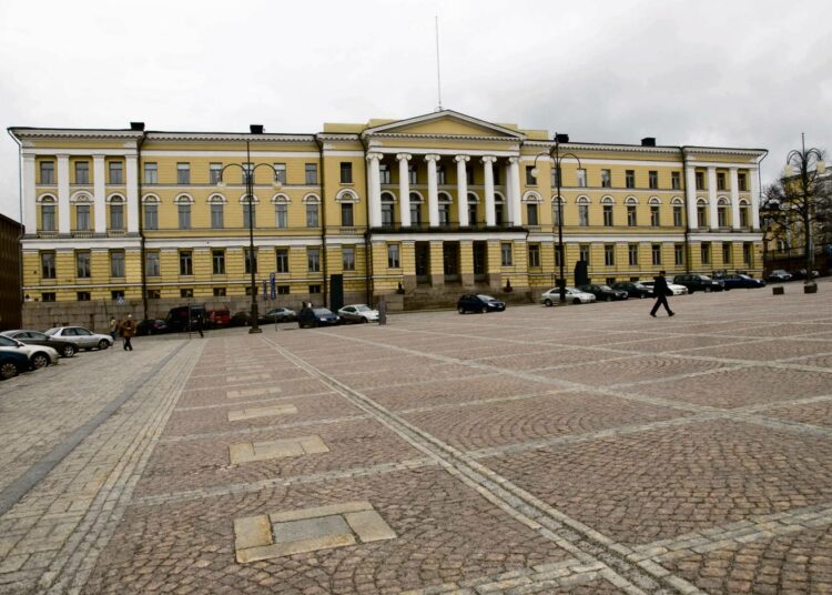 Kuvassa Helsingin yliopiston päärakennus. Se on kuvattu Valtioneuvoston linnasta päin Senaatintorin yli.