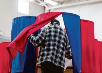 Kirjoittajan mukaan se, että äänestäjät joutuivat USA:n presidentinvaaleissa valitsemaan republikaanisen ruton ja demokraattisen koleran välillä, kertoo kansanvallan toimimattomuudesta Yhdysvalloissa. Kuvassa äänestäjä New Hampshiressa.