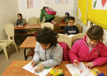 Lapsia tukiopetuksessa Beit Atfal Assumoudin toimintakeskuksessa Shatilassa. BAS järjestää palveluja kymmenessä palestiinalaispakolaisleirissä Libanonissa.