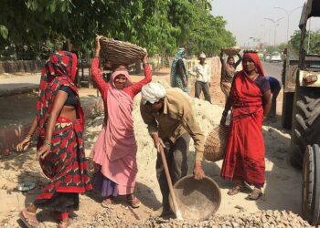 Kastittomat naiset ovat Intiassa kaksinkertaisen syrjinnän kohteina ja heillä teetetään kaikkein raskaimpia töitä.