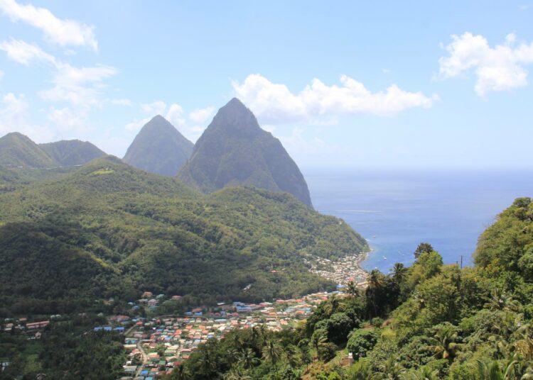 Erikoisenmuotoiset Pitons-vuoret ovat St.Lucian tunnetuin maamerkki ja Unicefin maailmanperintökohde.