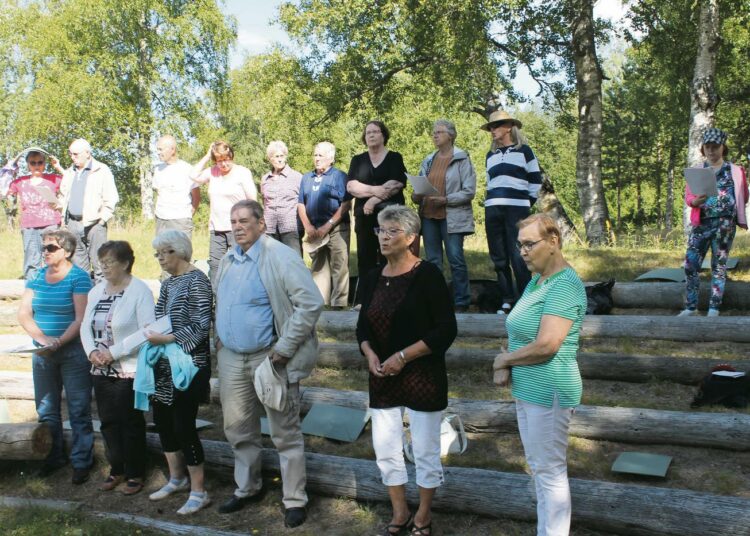 Pohjoisen TUL-veteraanit kajauttivat tapaamisessaan TUL:n marssin, jossa muistutetaan että ”rinta rinnan kulkien luomme uuden huomenen”.