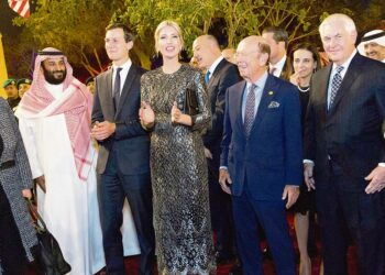 Saudi-Arabian prinssi Mohammed bin Salman isännöi presidentti Trumpin delegaatiota valtiovierailulla maan pääkaupungissa Riadissa. Kuvassa vasemmalta prinssi Mohammed, Trumpin vävy Jared Kushner, presidentin tytär Ivanka Trump, kauppaministeri Wilbur Ross ja ulkoministeri Rex Tillerson.
