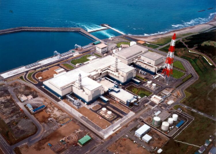Kolme Kashiwazaki-Kariwan ydinvoimalan seitsemästä reaktorista vuodelta 2007 olevassa kuvassa.