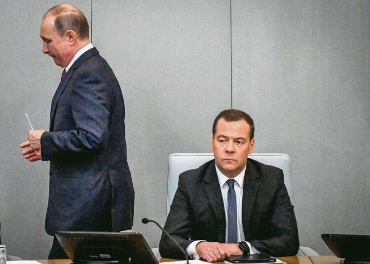 Venäjän presidentti Vladimir Putin (vas.) ja pääministeri Dmitri Medvedev ovat uutisten mukaan kovia vaikuttamaan länsimaiden vaaleihin.