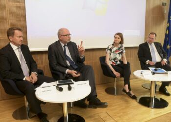 Paneelikeskustelussa kokoomuksen kansanedustaja Harri Jaskari (vas.), SDP:n kansanedustaja Eero Heinäluoma, STTK:n johtaja Taina Vallander ja EU-komission talouspoliittinen neuvonantaja Vesa-Pekka Poutanen (oik.) SAK:n, Akavan ja STTK:n, Julkisten ja hyvinvointialojen liitto JHL:n ja Kepan maanantaina järjestämässä tilaisuudessa, jossa keskusteltiin yritysverotuksesta.