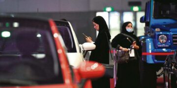 Naisille tarkoitettu autonäyttely Riadissa toissa viikolla.