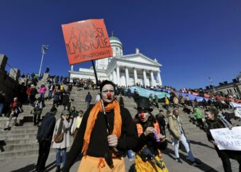 Senaatintori täyttyi ilmastomarssijoista lauantaina.