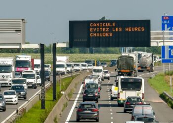 Lilleen johtavan moottoritien varrella Ranskassa kehotetaan infotaulussa autoilijoita välttämään päivän kuuminta aikaa.