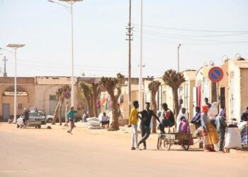 Nuoret eritrealaiset viettävät aikaansa Eritrean pääkaupungin Asmaran kaduilla. Mahdollisuudet löytää mielekästä työtä ovat vähäiset, ja pakollinen monivuotinen kansalaispalvelu armeijassa tai valtion virastoissa nujertaa unelmat paremmasta elämästä.