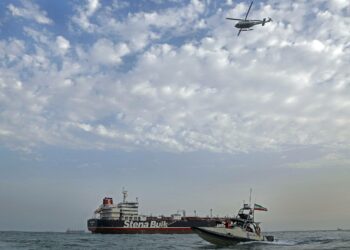 Iranin vallankumouskaartin helikopteri ja pikavene partioivat Bandar Abbasin sataman redille ankkuroidun Stena Impero -tankkerin ympärillä sunnuntaina.