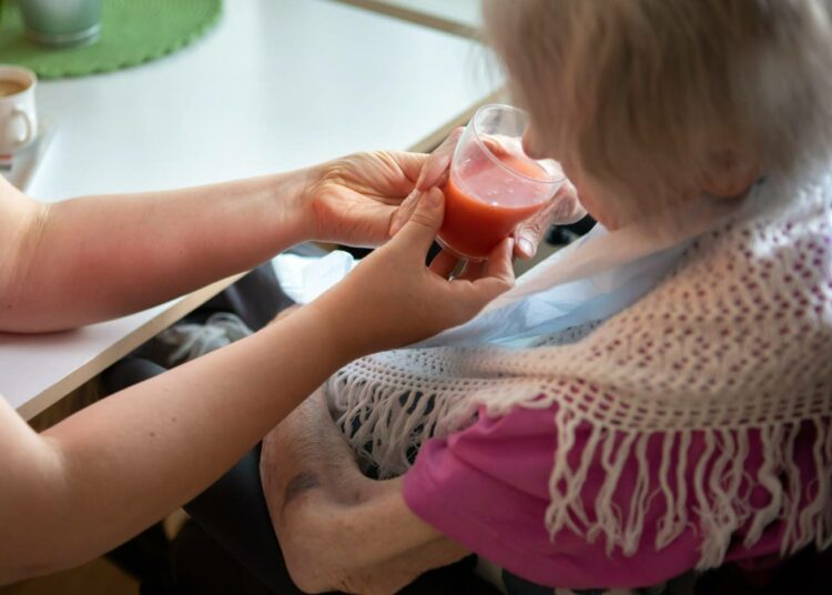 Koulutettuja hoitajia houkuttelevat muun muassa naapurimaat ja Saksa, joka nostaa julkisen sektorin palkkoja kahdeksan prosenttia, hoitajaliitot muistuttavat.