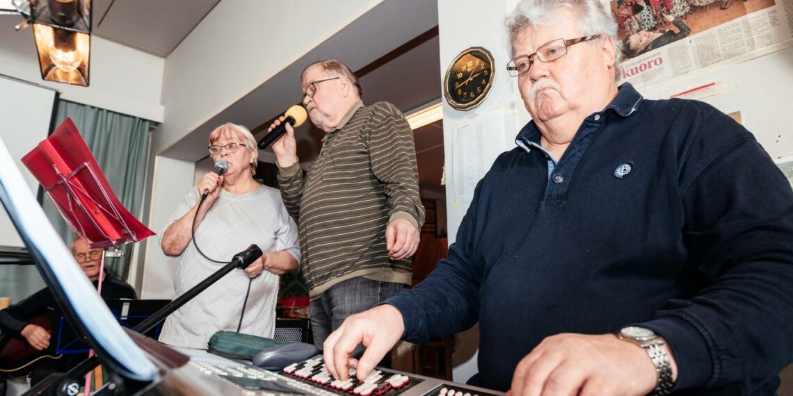 Eläköitymisen myötä musiikista on tullut tärkeä osa elämää Ritva Pakkaselle, Antero Krekolalle ja Erkki Hepoaholle.