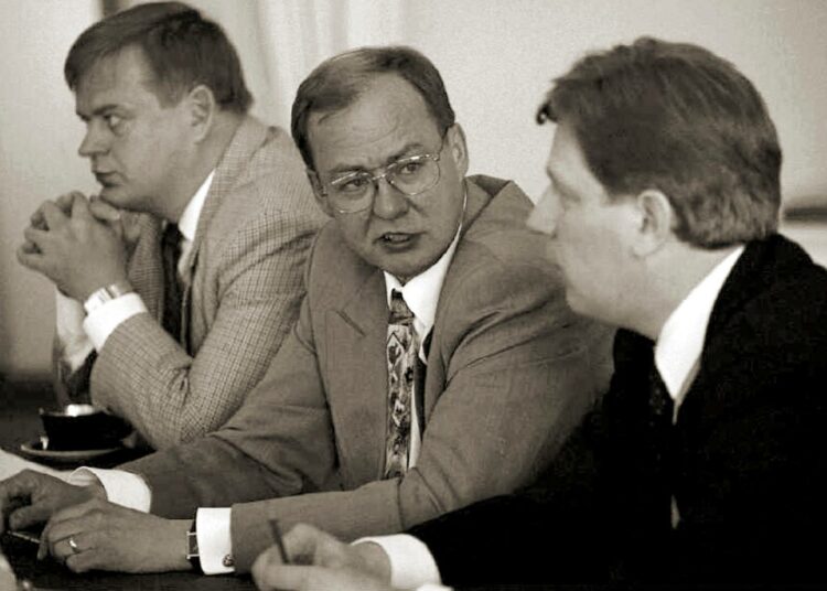 1990-luvun laman keskushenkilöt olivat budjettipäällikkö Raimo Sailas, valtiovarainministeri Iiro Viinanen ja pääministeri Esko Aho.