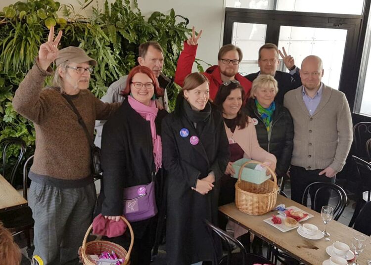 Mikko Nieminen kuvassa vasemmalla. Muut vasemmalta oikealle ovat Pia Lohikoski, Esko Seppänen, Li Andersson, Hanna Catani, Ari Alapartanen, Tiina Koivalo, Antero Eerola ja Jussi Saramo.