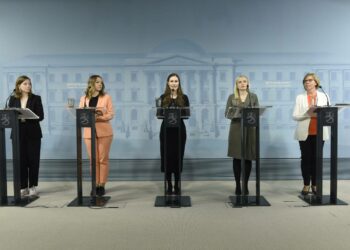 Opetusministeri Li Andersson (vas.), valtiovarainministeri Katri Kulmuni, pääministeri Sanna Marin, sisäministeri Maria Ohisalno ja oikeusministeri Anna-Maja Henriksson miellyttävät suomalaisia.