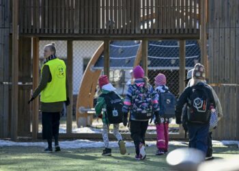 Leivolan koulun oppilaita koulun pihalla Sotkamossa 14. toukokuuta.