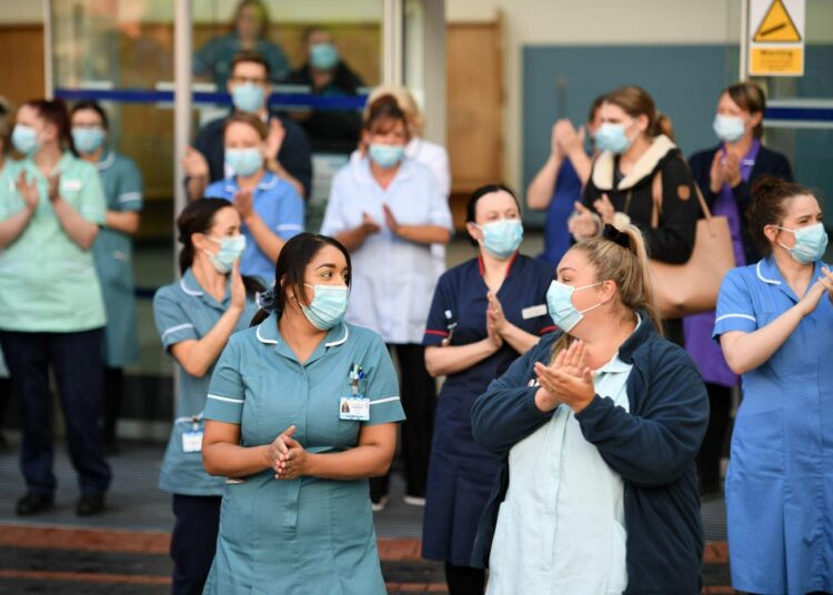 Hoitohenkilöstöä juhlimassa Britannian julkisen terveydenhoidon eli NHS:n 72-vuotispäivää Leedsissä 5. heinäkuuta.