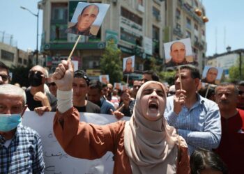 Tuhannet ihmiset osoittivat mieltä palestiinalaishallintoa ja someaktivisti Nizar Banatin surmaa vastaan Ramallahissa miehitetyllä Länsirannalla kesäkuussa.