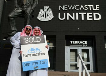 Kaapuihin pukeutuneet kannattajat juhlivat Newcastle Unitedin siirtymistä saudiarabialaiseen omistukseen joukkueen kotistadionin St James’ Parkin edustalla.