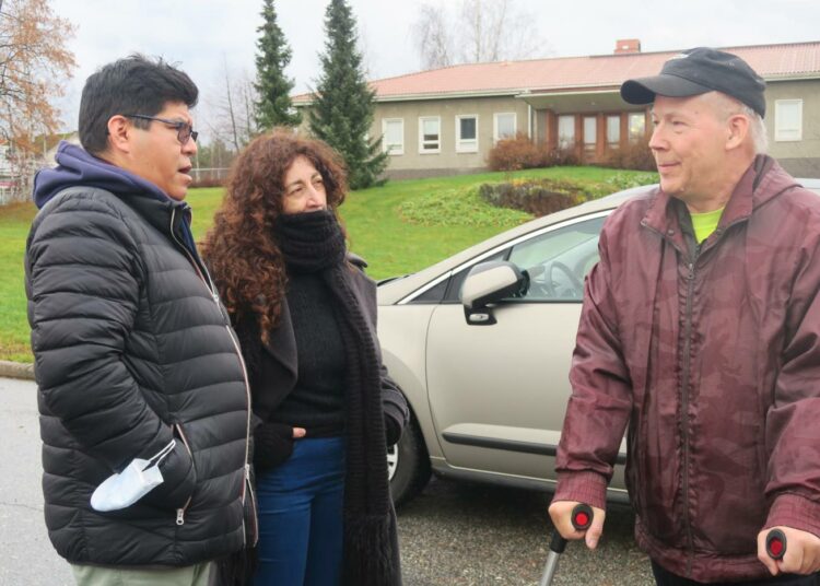 Ohjaaja Marianella Morena kuunteli kiinnostuneena kotiseutuneuvos Hannu Ahlstedtin (oik) tarinoida metsäteolisuuden historiasta. Jämsänkoskella sellua ja paperia on tehty aina 1800-luvulta lähtien. Tulkkina oli Joni Betanzos.