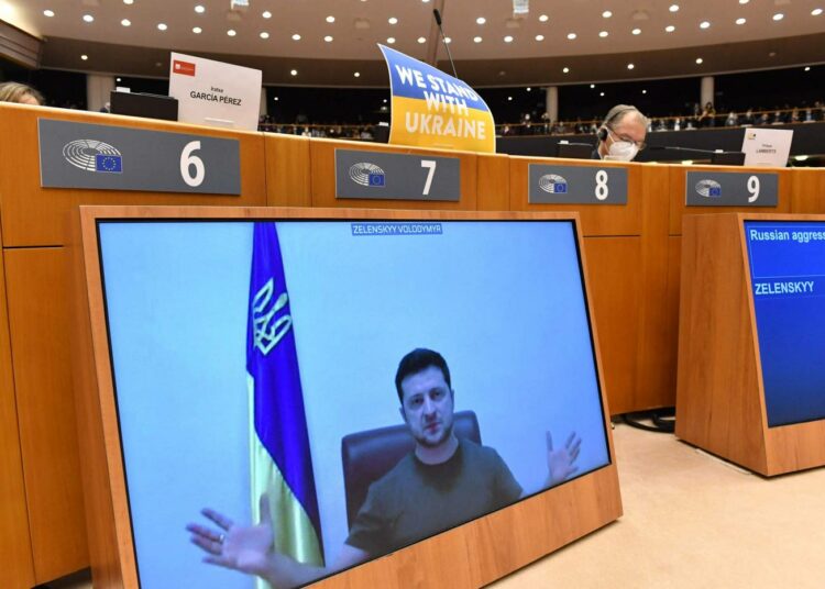 Ukrainan presidentti Volodymyr Zelenskyi puhui EU-parlamentille etäyhteydellä.