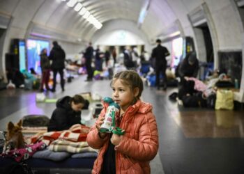 Kiovan metroasemat muuttuivat pommisuojiksi.