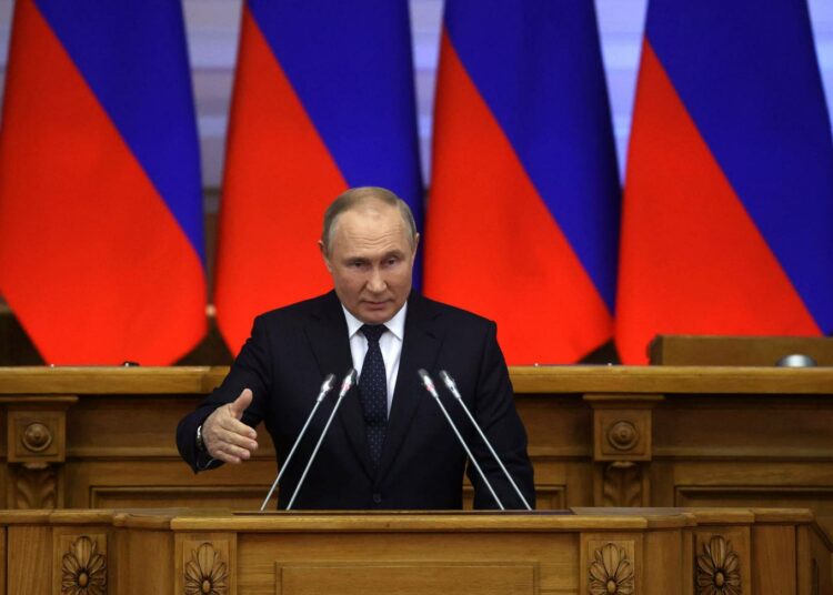 Vladimir Putin uhkaili länttä Pietarissa pitämässään puheessa.