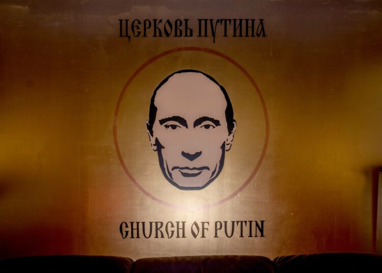 Kevään 2021 Putinin kirkko -teoksessa vaikutteita haettiin muun muassa ikonitaiteesta.