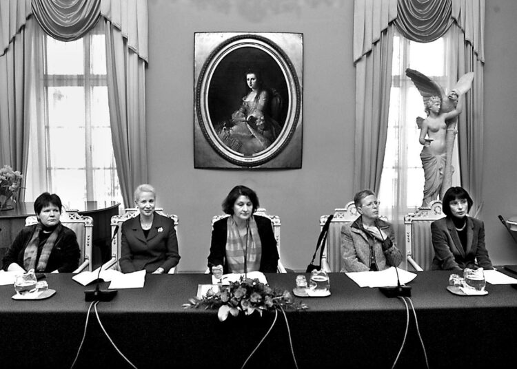 Vasemmistonaisten, Demarinaisten ja SAK:n naisten yhteinen naistenpäiväntilaisuus valtioneuvoston juhlahuoneistossa Smolnassa vuonna 2002. Ritva Savtschenko, Suvi-Anne Siimes, Marja-Liisa Kiljunen, Maj-Len Remahl ja Anne Brunila keskustelivat naistenpäivän aattona siitä, onko taloudella sukupuolta.