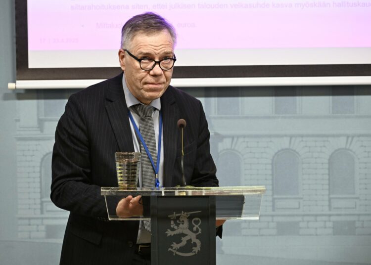 Valtiovarainministeriön kansliapäällikkö Juha Majanen kehysriihineuvotteluiden tiedotustilaisuudessa Helsingissä 23. huhtikuuta.