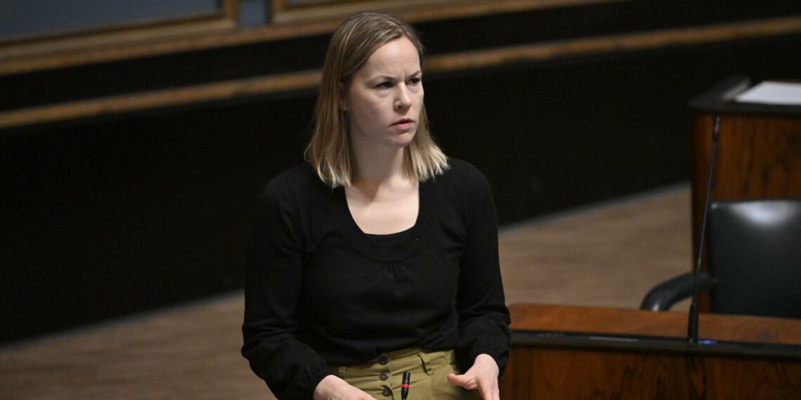 Hanna Sarkkinen eduskunnan täysistunnossa.