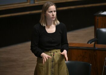 Hanna Sarkkinen eduskunnan täysistunnossa.