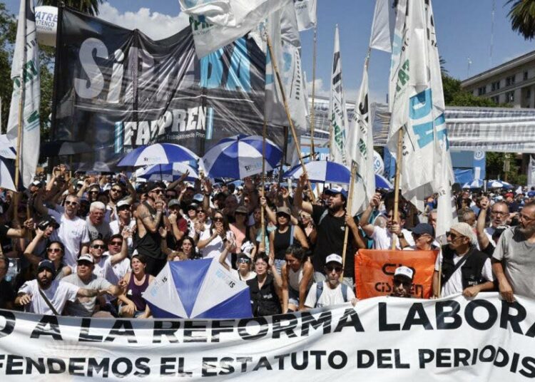 Mediatalojen työntekijät osallistuvan mielenosoitukseen Javier Milein hallitusta vastaan Joulukuussa 2025 Buenos Airesissa. Milei on hyökännyt järjestelmällisesti toimittajia vastaan siitä lähtien, kun hänestä tuli Argentiinan presidentti.