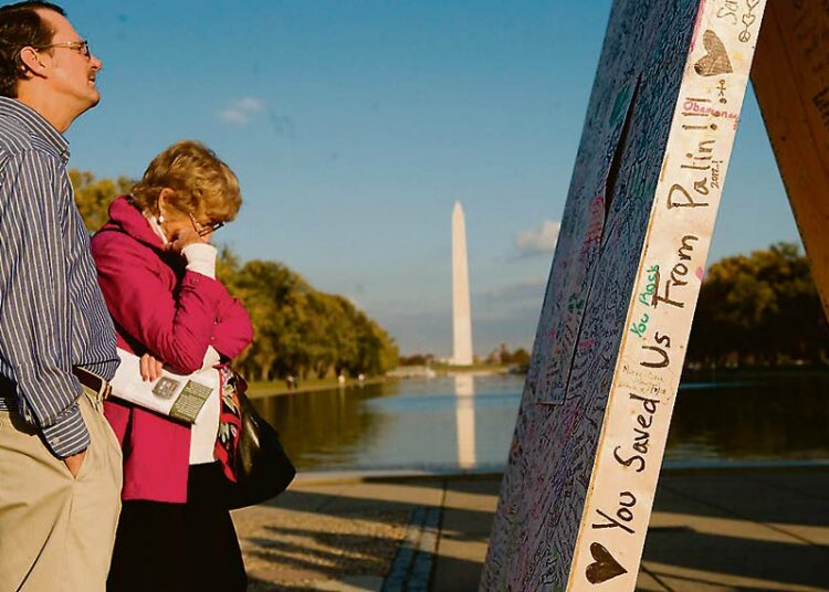 Pelastit meidät Palinilta , sanoo teksti Obamasta Lincolnin muistomerkin luona Washingtonissa.