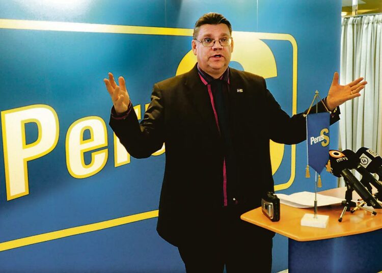 Timo Soini osaa pelin politiikan.