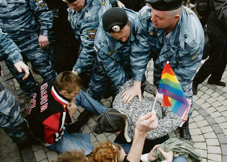 Sisäministeriön Omon-erikoisjoukot keskeyttivät kovin ottein homomielenosoituksen Moskovassa euroviisujen aikaan runsas viikko sitten.