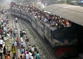 Bangladeshilaisia lähdössä junalla Dhakasta kotiseudulleen Jamalpuriin pyhiinvaelluskauden päättymisjuhliin marraskuun lopulla.